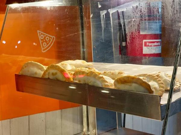 Choosing Between Different Types of Pizza Warmers